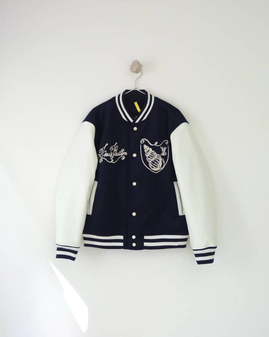 ルイヴィトン 刺繍入りネイビー/ホワイトスタジャン