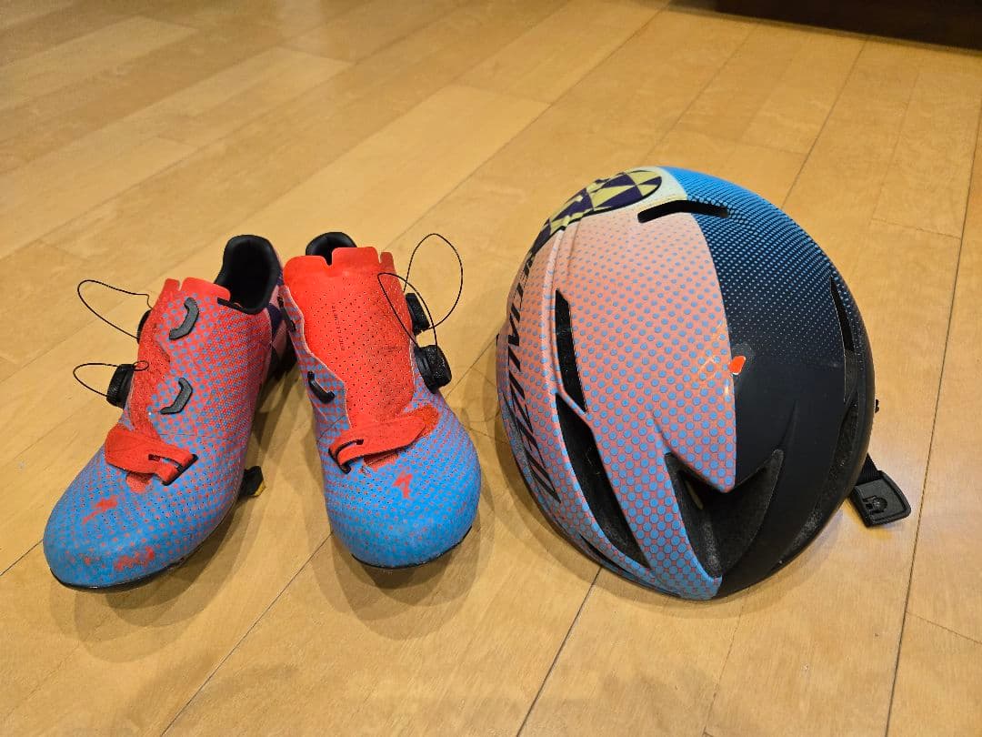 Specialized red hook hotシリーズのシューズとヘルメット