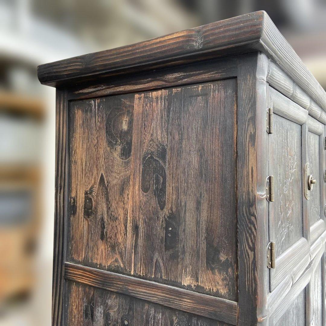 レトロ　古家具　彫刻入り　木製キャビネット　アンティーク　戸棚