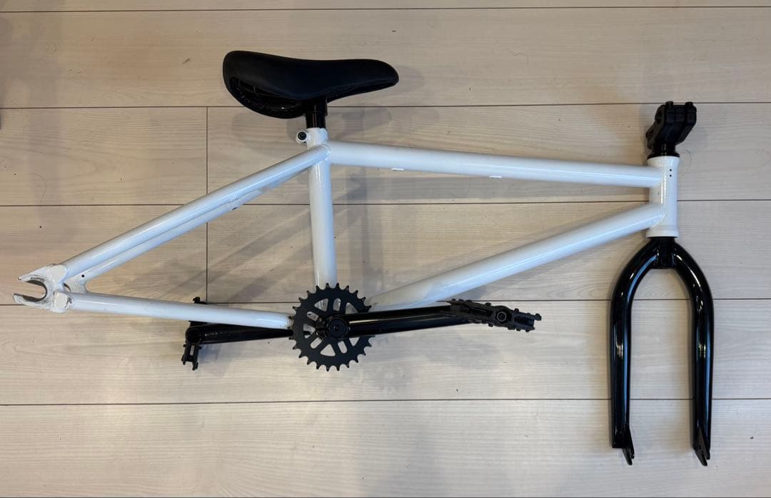 お得！ BMXフレーム　ダーカスワンRaw白フレーム