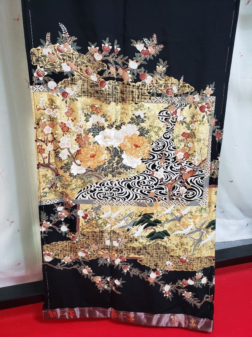 ★断捨離決行価格★ お値下げ中❗ ★黒留袖★ 金色刺繍 　高級品　未仕立て