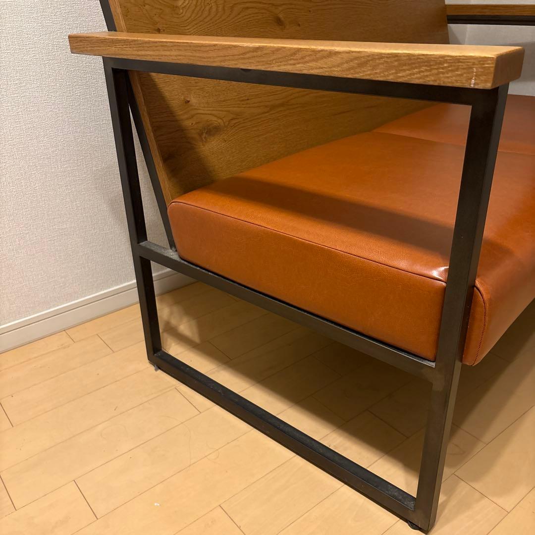 ブラウンの木製ソファ