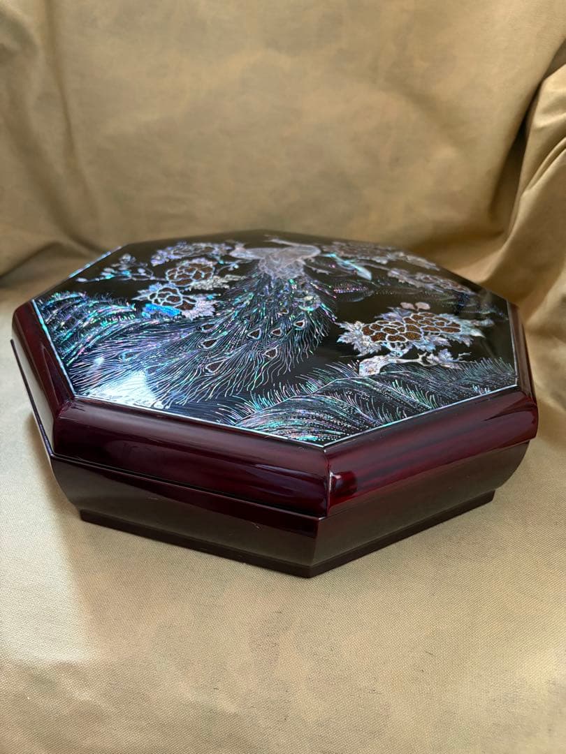 孔雀模様の八角形漆器　韓国伝統工芸 螺鈿細工 八角形 菓子器 容器