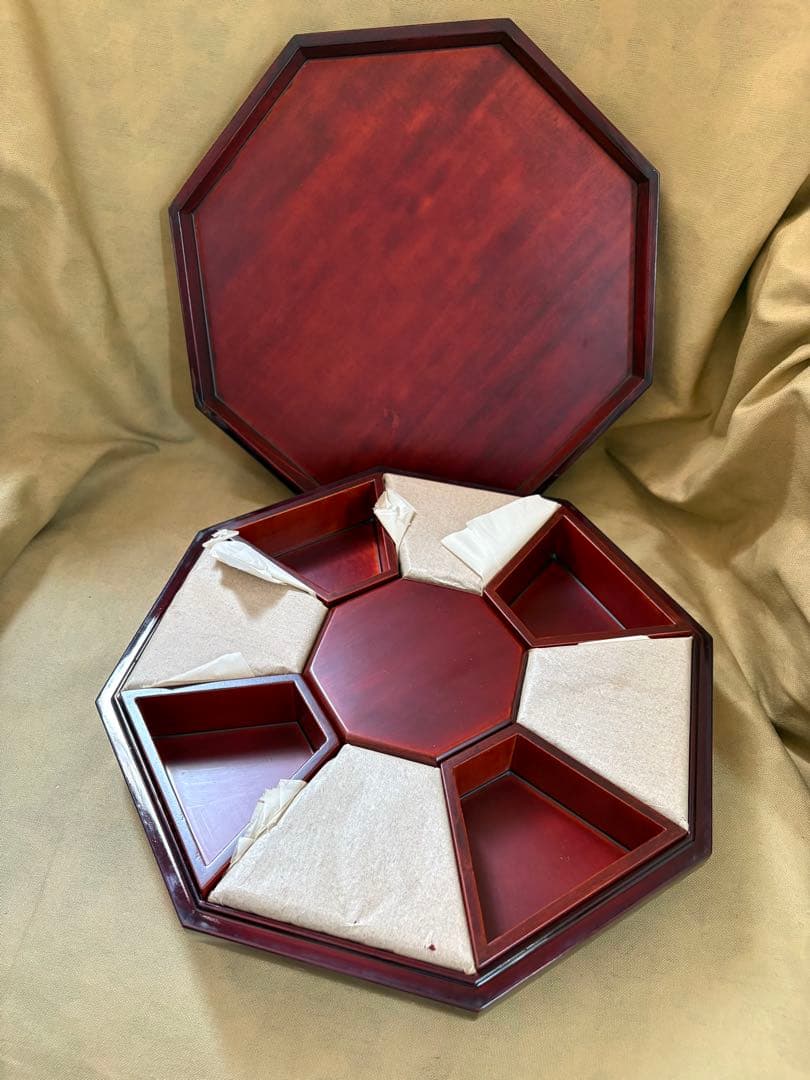 孔雀模様の八角形漆器　韓国伝統工芸 螺鈿細工 八角形 菓子器 容器