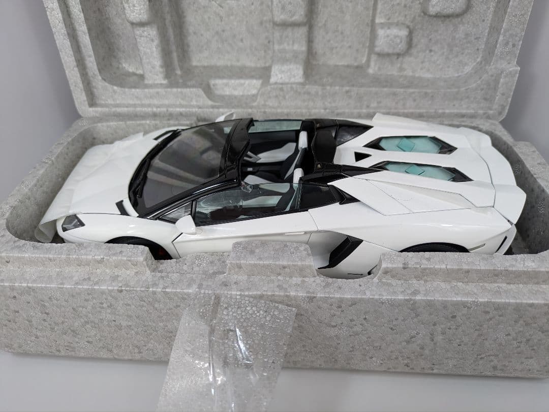 1/18　ミニカー ランボルギーニ アヴェンタドール ロードスター LP700