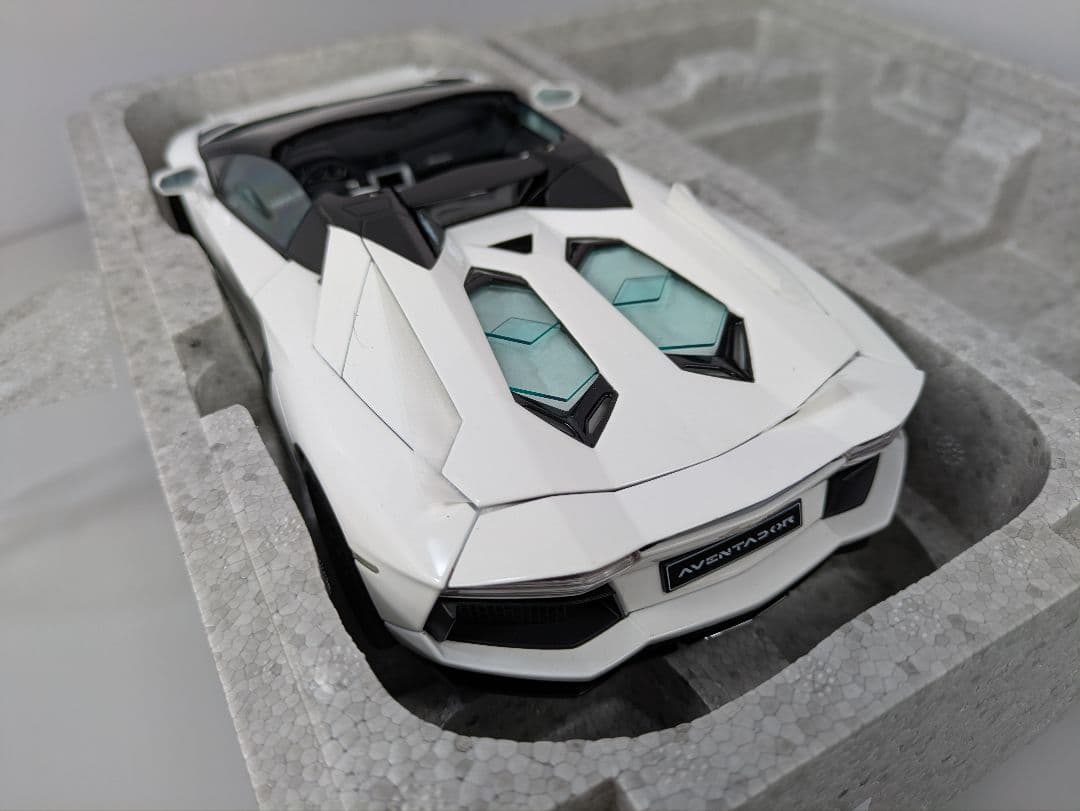 1/18　ミニカー ランボルギーニ アヴェンタドール ロードスター LP700