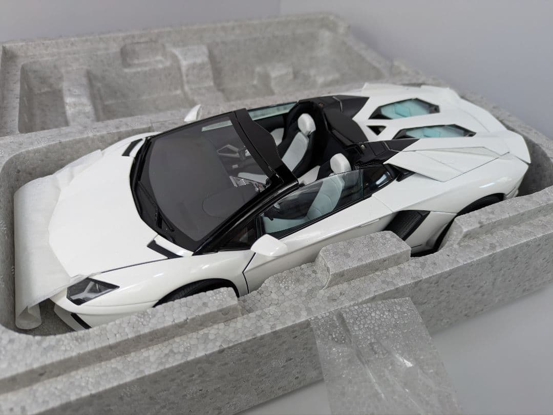 1/18　ミニカー ランボルギーニ アヴェンタドール ロードスター LP700