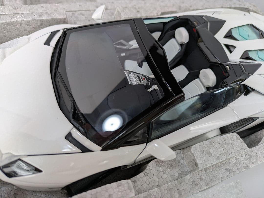 1/18　ミニカー ランボルギーニ アヴェンタドール ロードスター LP700