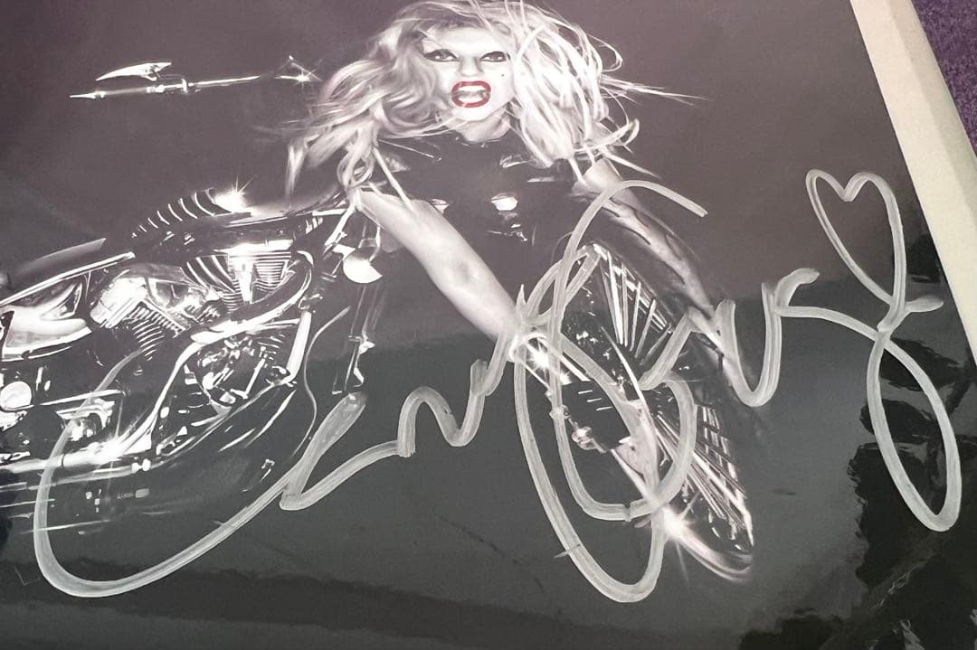 Lady Gaga Born This Way サイン入り缶ケース