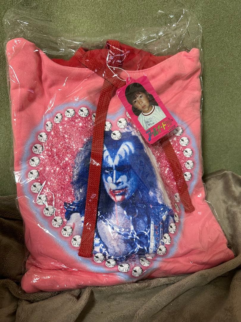 RE. 仲里依紗 KISSコラボパーカー 完売 アールイー 新品