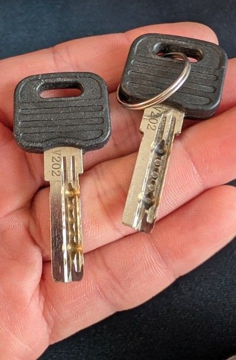 【引き取り限定】赤いシティサイクル 前カゴ付き　変速付き　26インチ