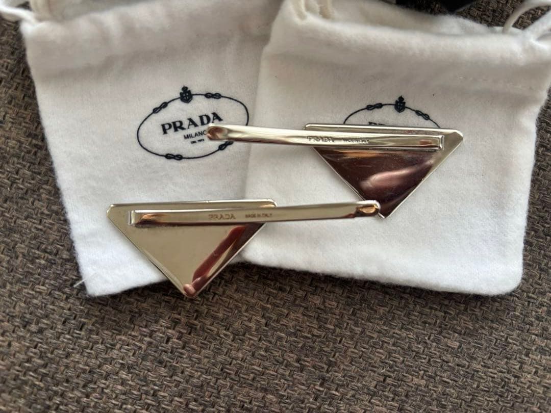 美品♡PRADAプラダ　メタルヘアピン ブラック
