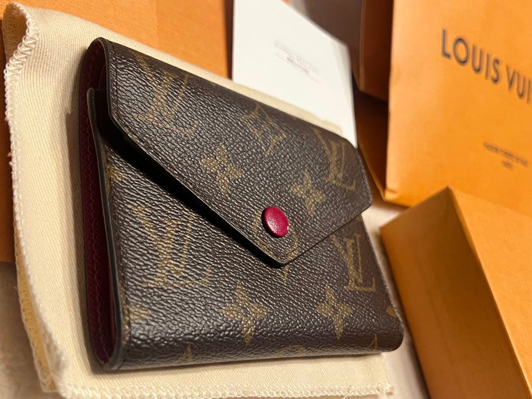 LOUIS VUITTON ポルトフォイユ・ヴィクトリーヌ　フューシャ