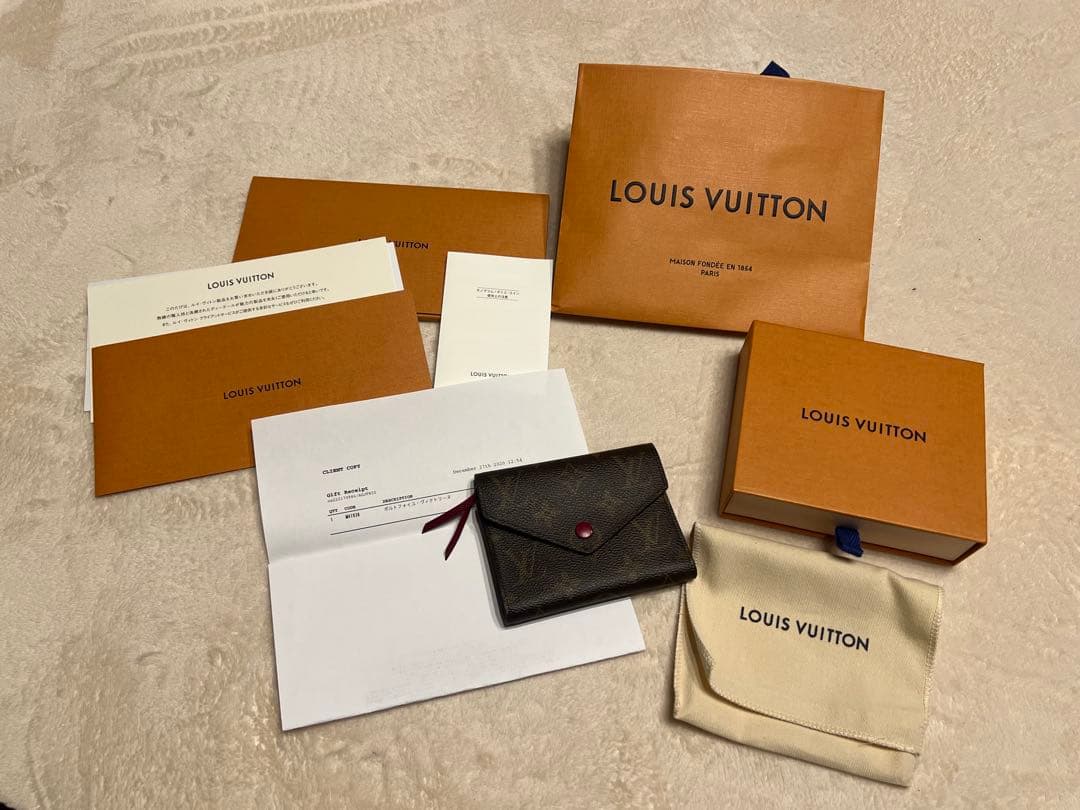 LOUIS VUITTON ポルトフォイユ・ヴィクトリーヌ　フューシャ