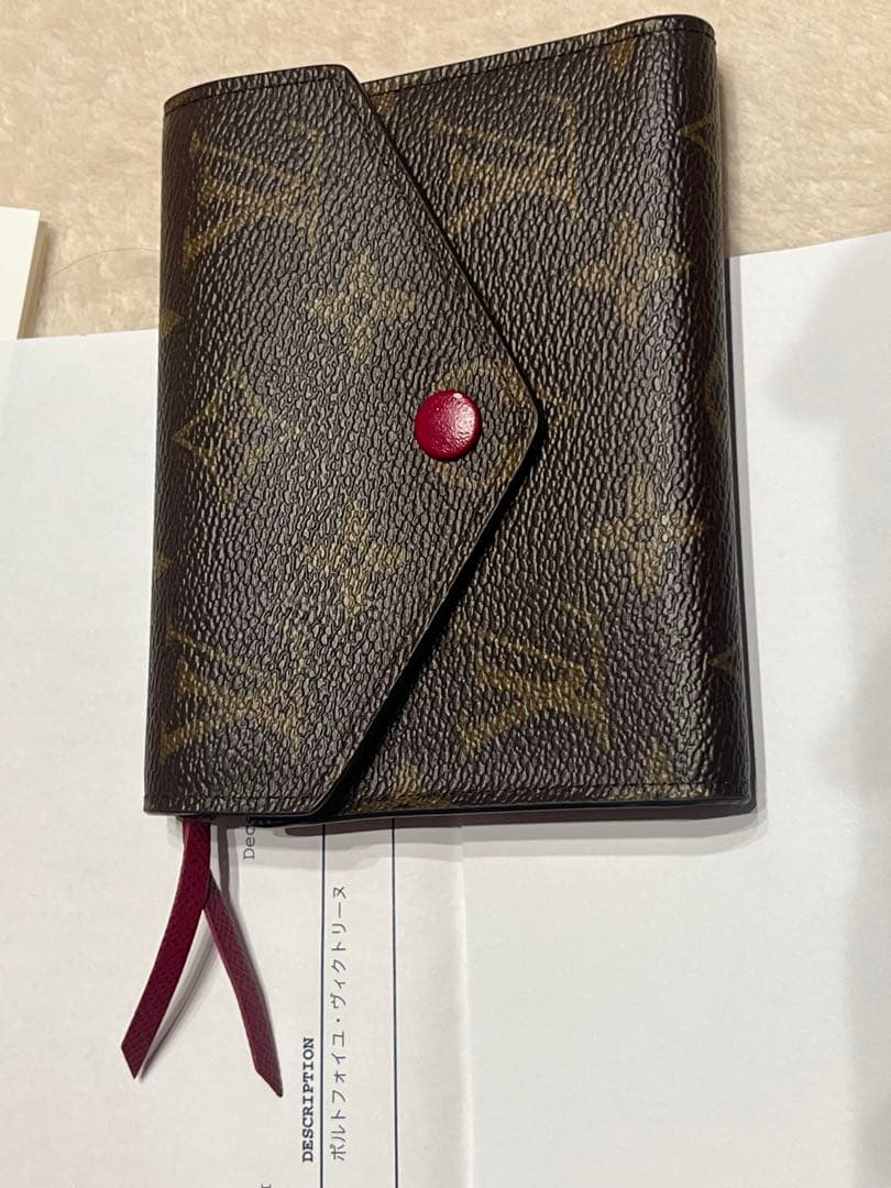 LOUIS VUITTON ポルトフォイユ・ヴィクトリーヌ　フューシャ