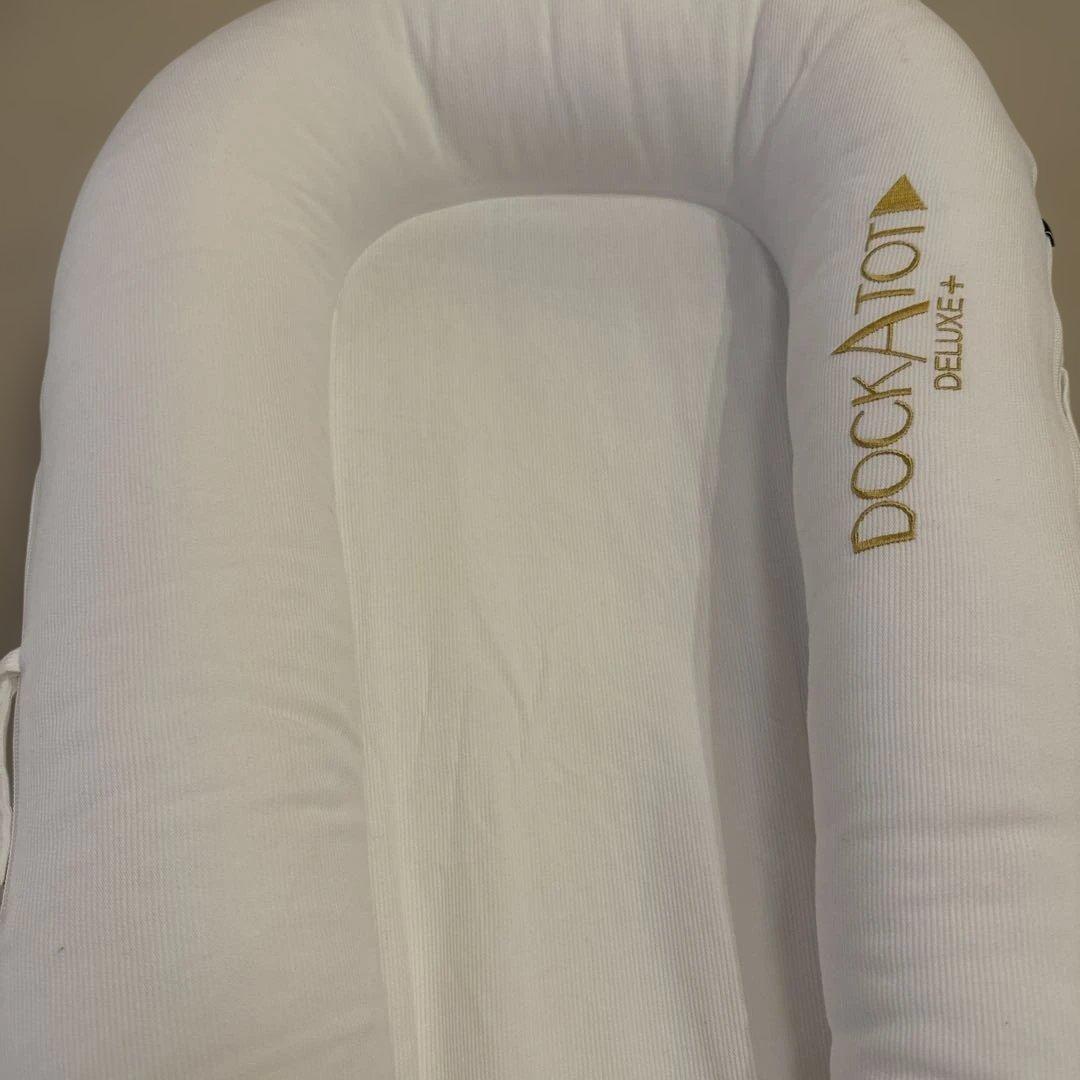 DockATot Deluxe+ ホワイト ベビーベッド