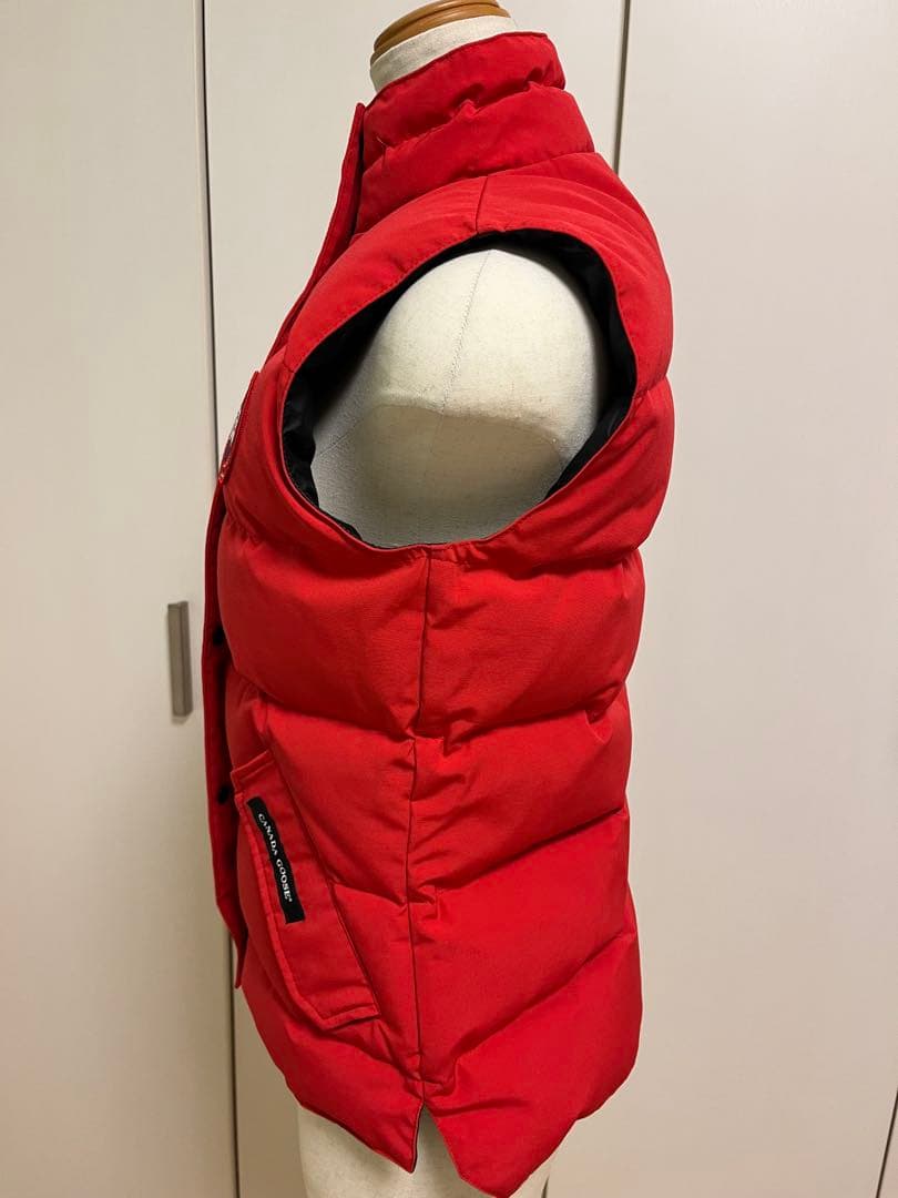   レッド ダウンベスト