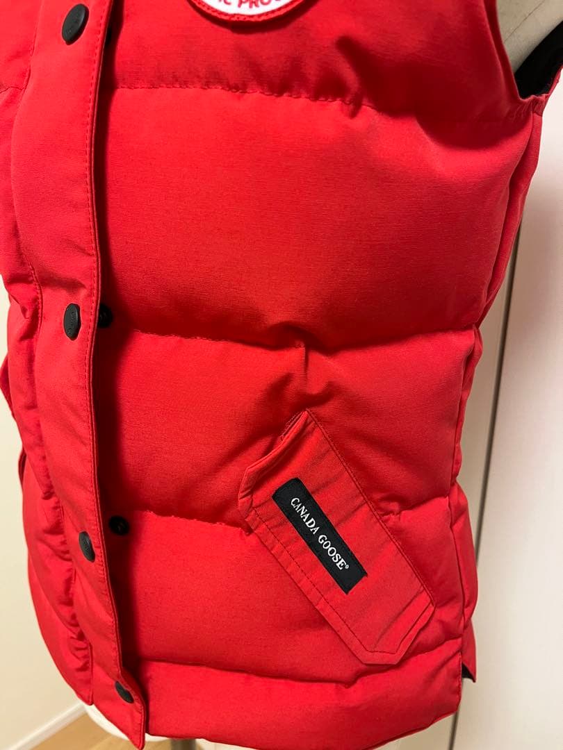   レッド ダウンベスト
