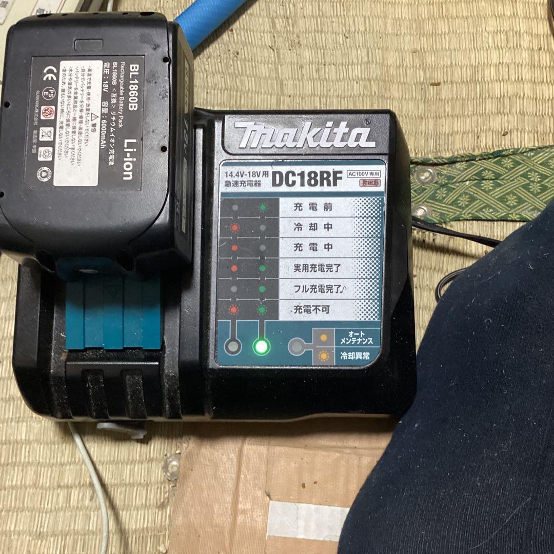 Makita急速充電器とリチウムイオン充電池です