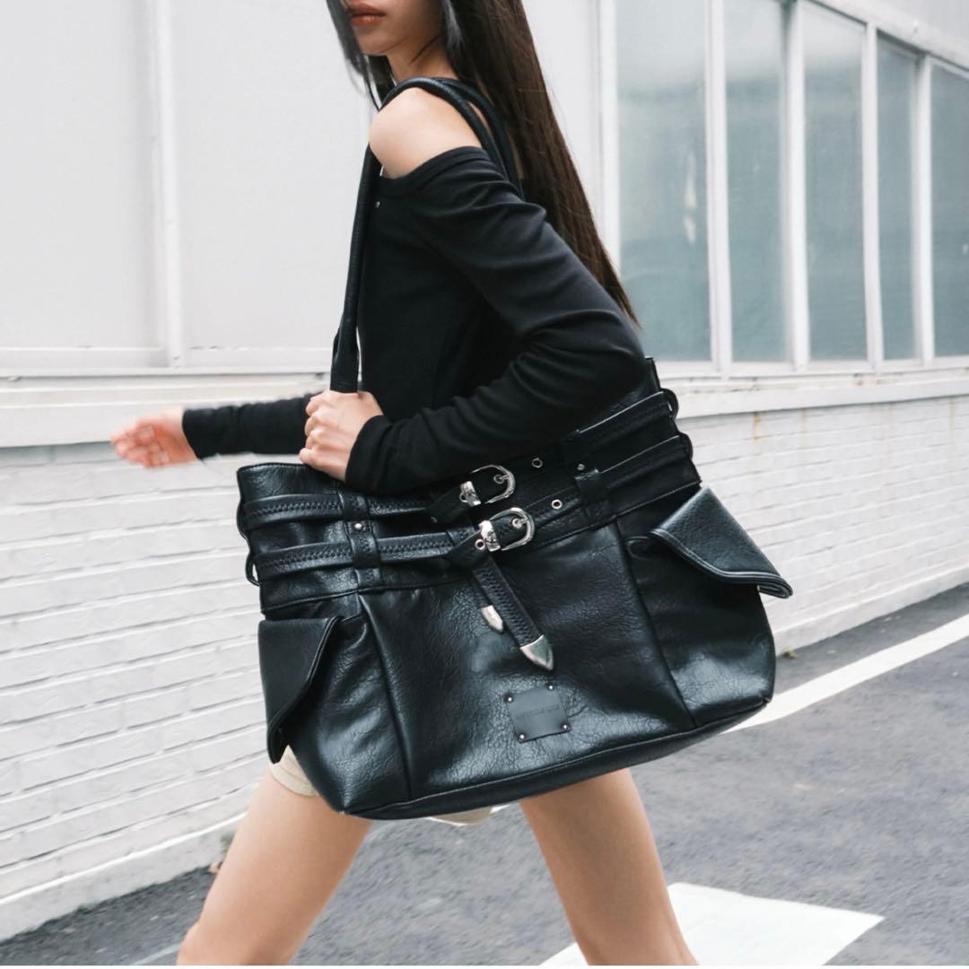 SQUARELINE ショルダーバッグ ブラック