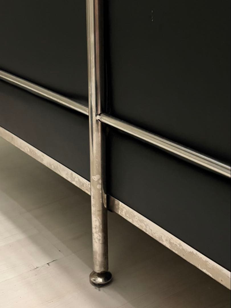 ルコルビジェデザインの黒いソファ