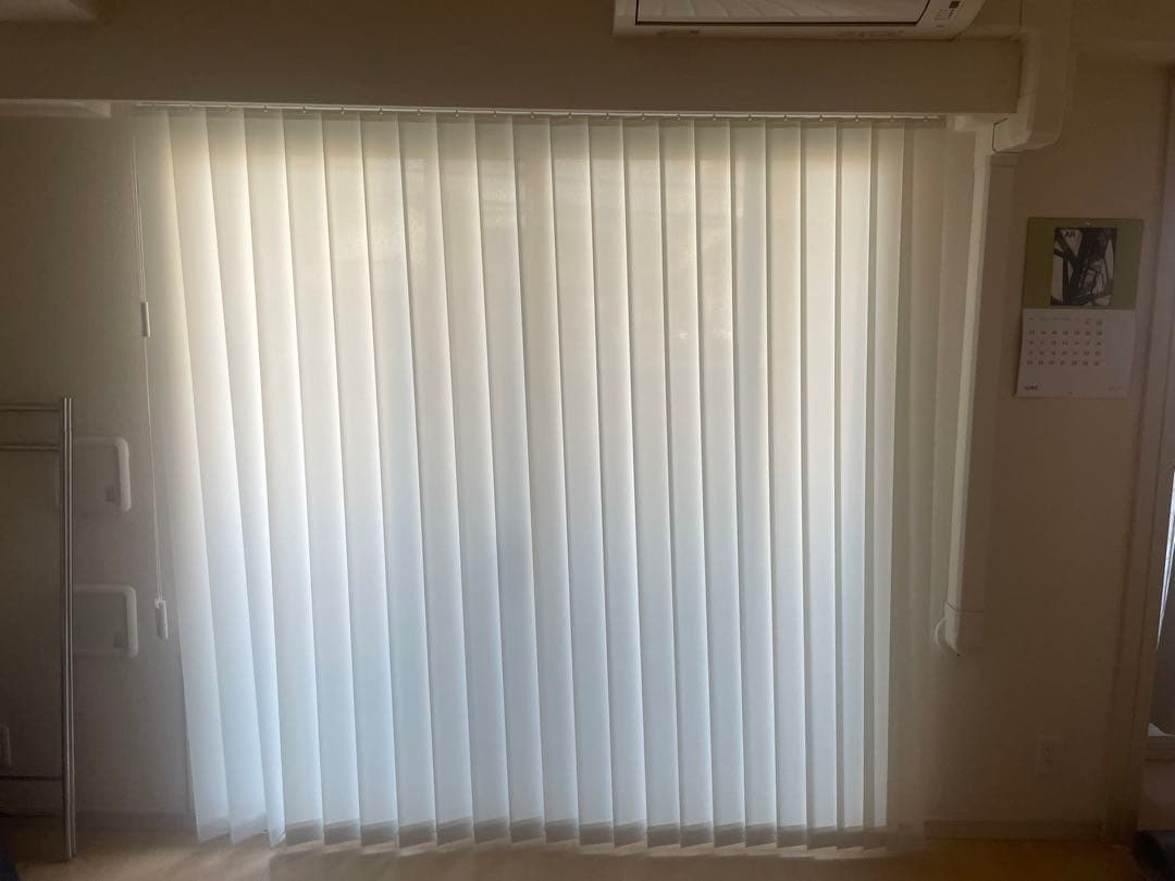 縦型ブラインド　ニチベイ製　レールに設置