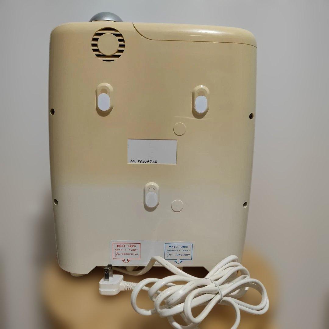 浄水器。 出水管がありません。