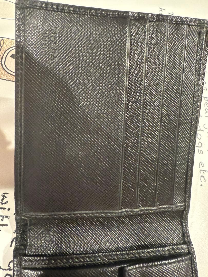 PRADA サフィアーノ 二つ折り財布　メンズ黒色