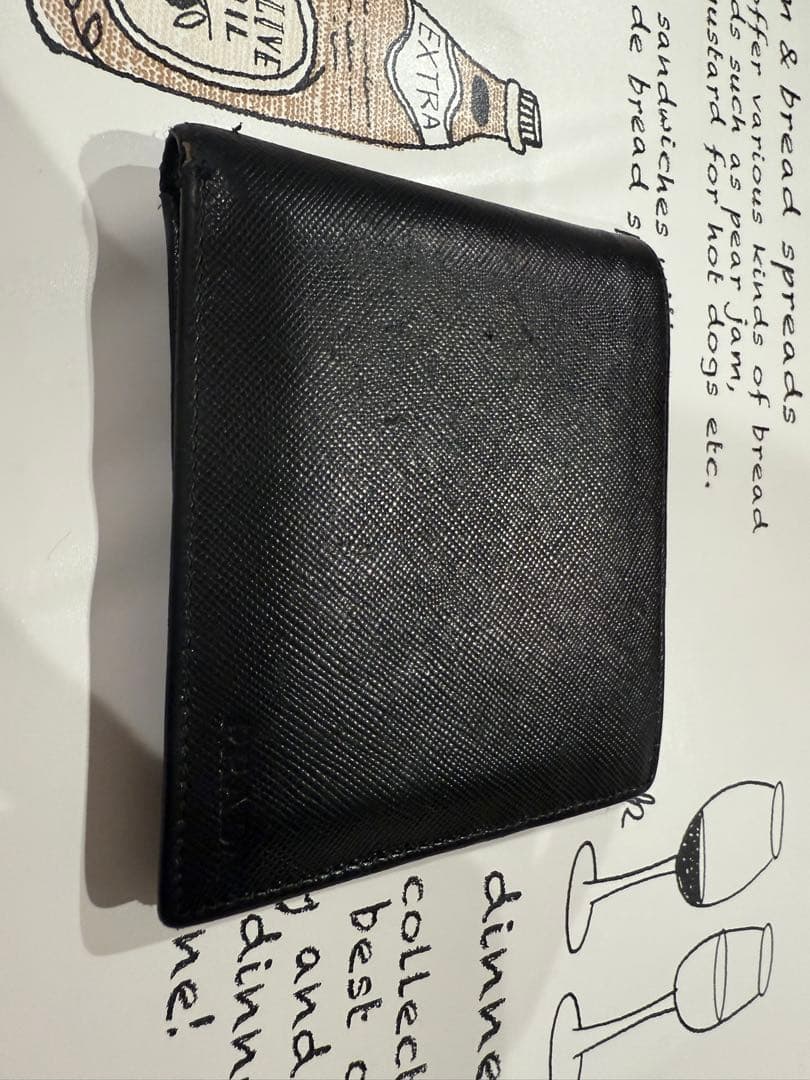 PRADA サフィアーノ 二つ折り財布　メンズ黒色