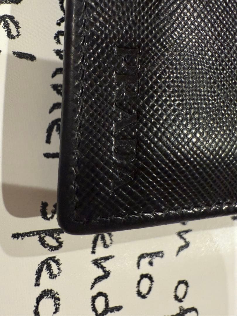 PRADA サフィアーノ 二つ折り財布　メンズ黒色
