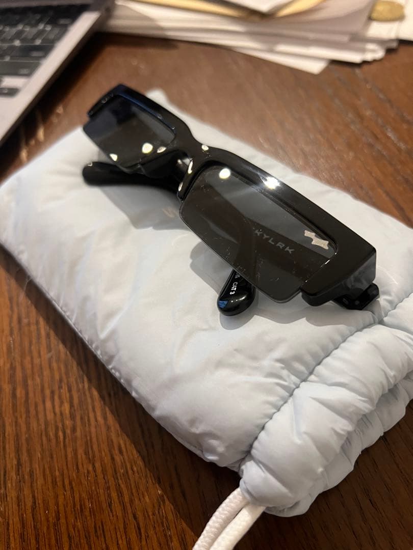 SKYLRK ブラックサングラス 専用ケース付き