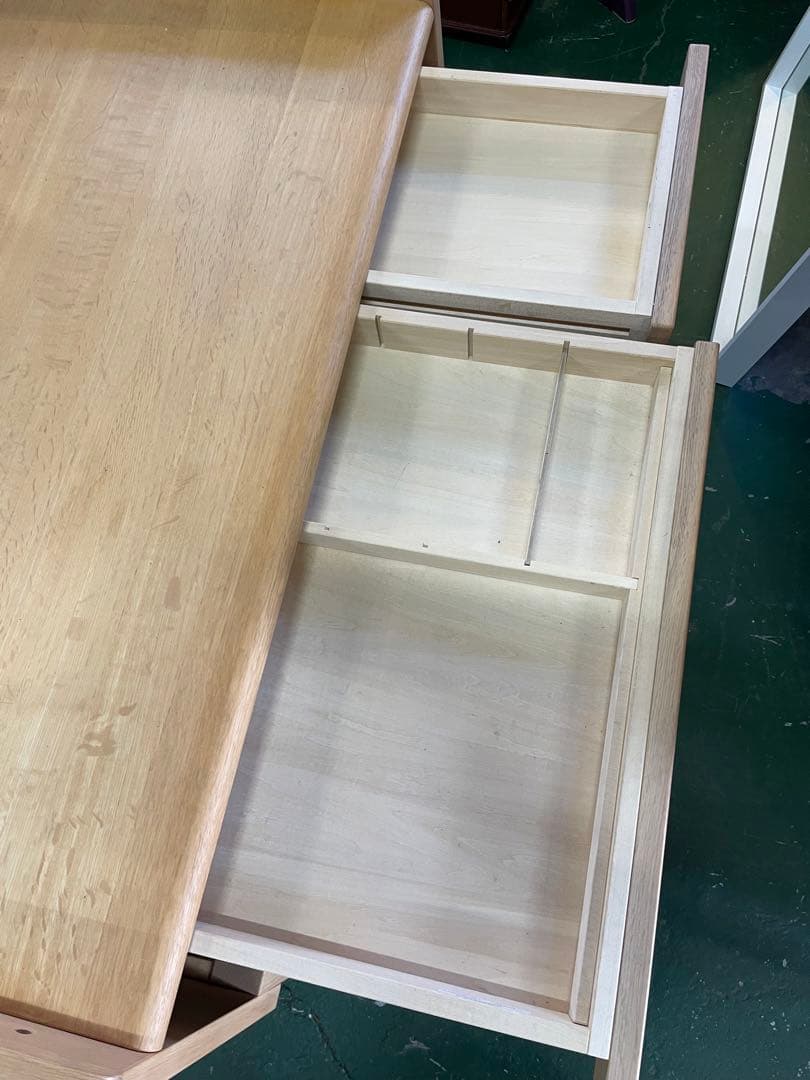 カリモク×ベネッセ　学習机　ライト付き