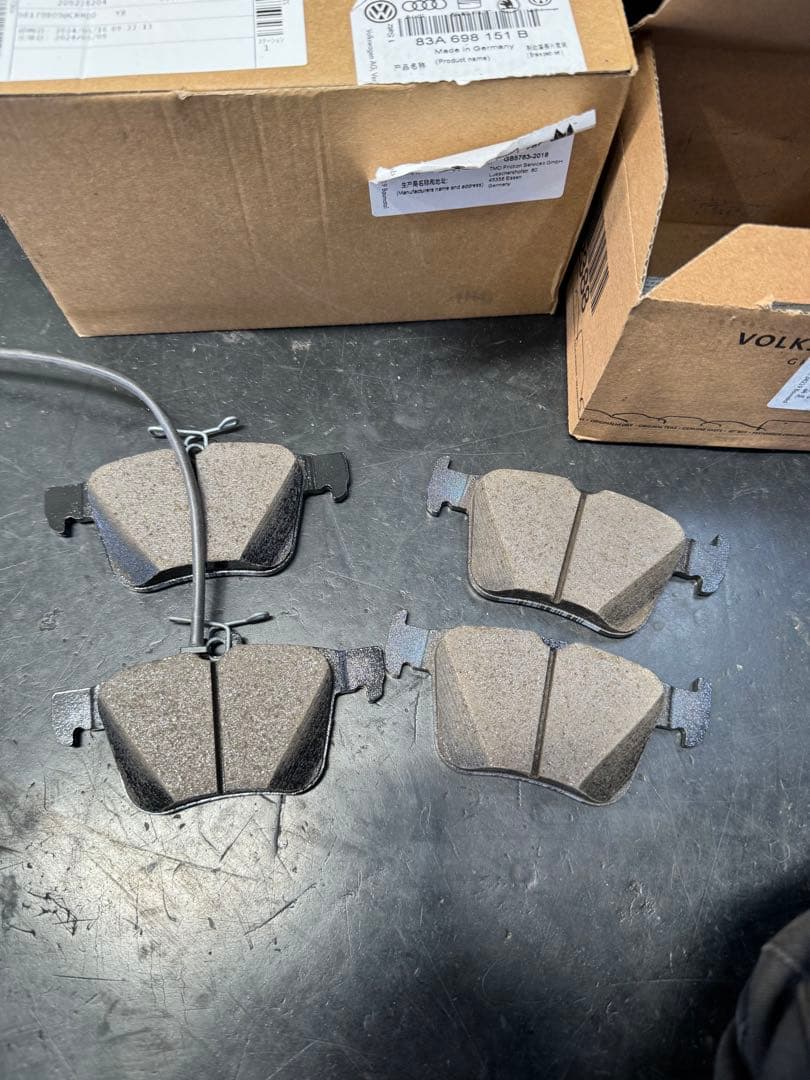 アウディ RSQ3 F3系 純正リアブレーキパット センサー付 AUDI