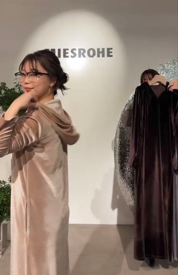 MIESROHE ミースロエ　ベロアリラクシングフーディワンピース　ベージュ1