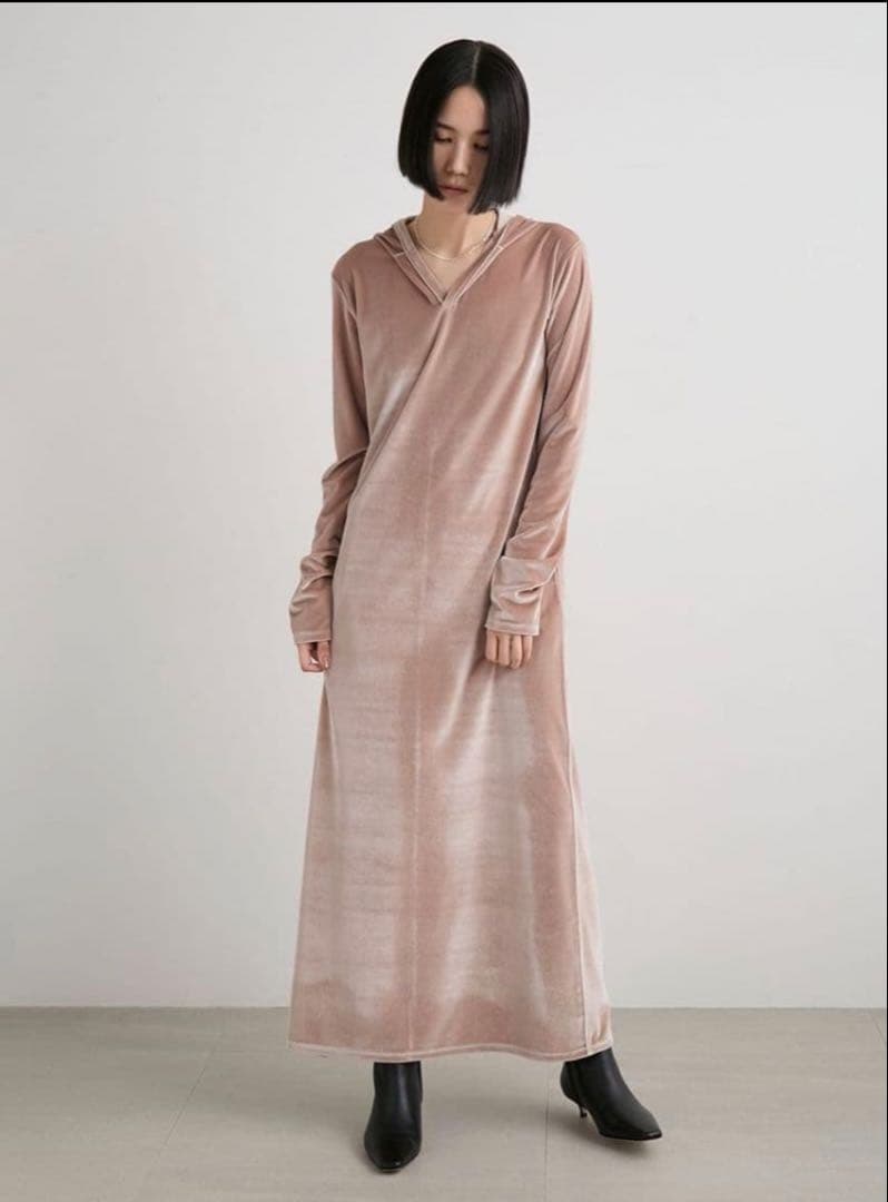 MIESROHE ミースロエ　ベロアリラクシングフーディワンピース　ベージュ1