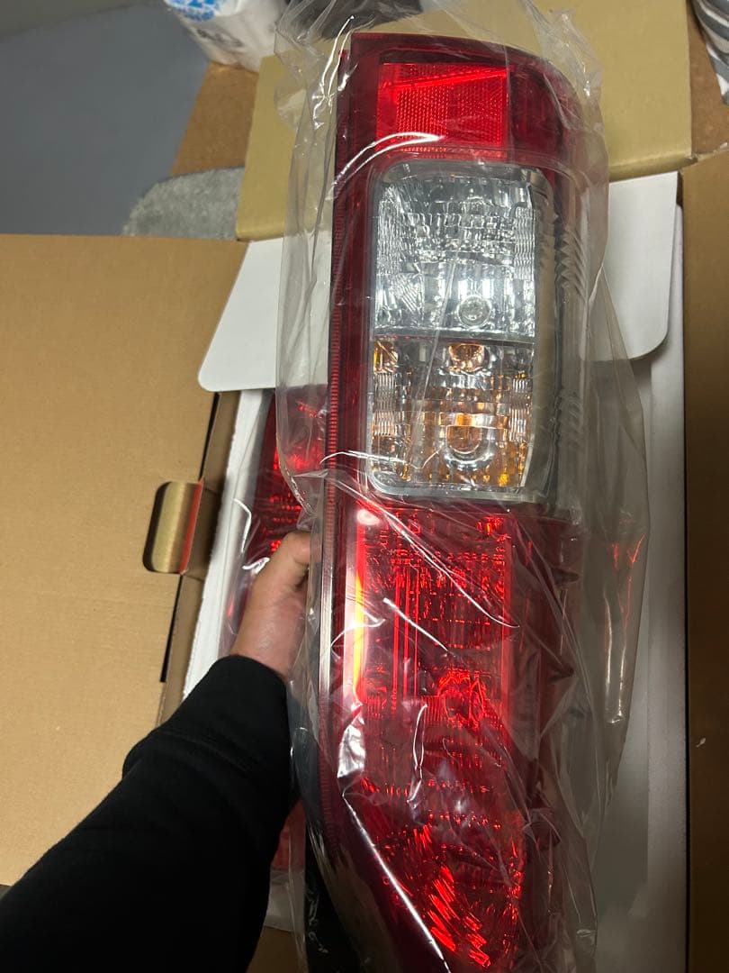 200系ハイエース8型 純正テールランプ 新車外し品【ジンジット】