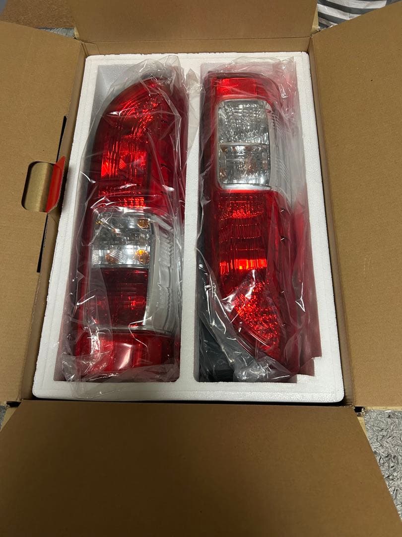 200系ハイエース8型 純正テールランプ 新車外し品【ジンジット】