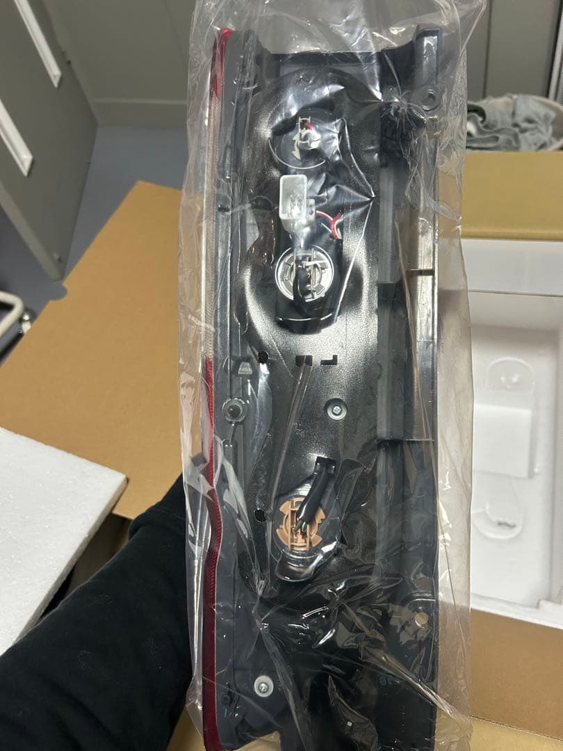 200系ハイエース8型 純正テールランプ 新車外し品【ジンジット】