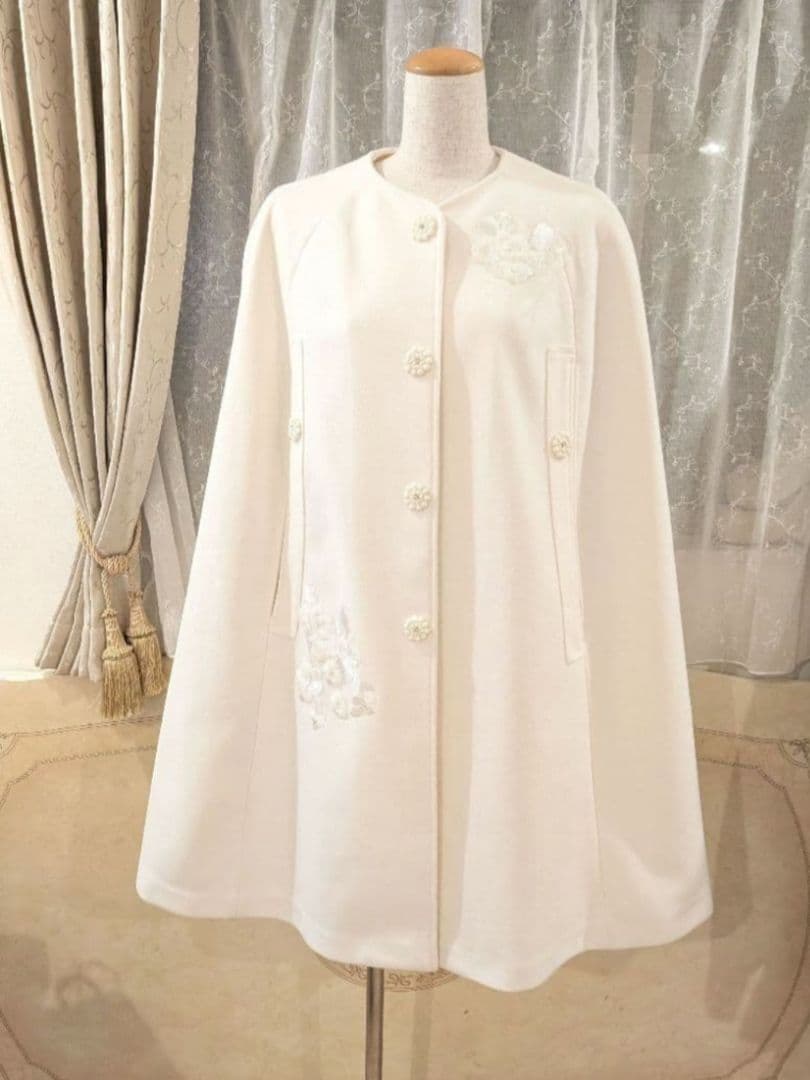 ピコロ様　タグ付スーパービューティー　ケープ調コート40　￥30800 ビジュー