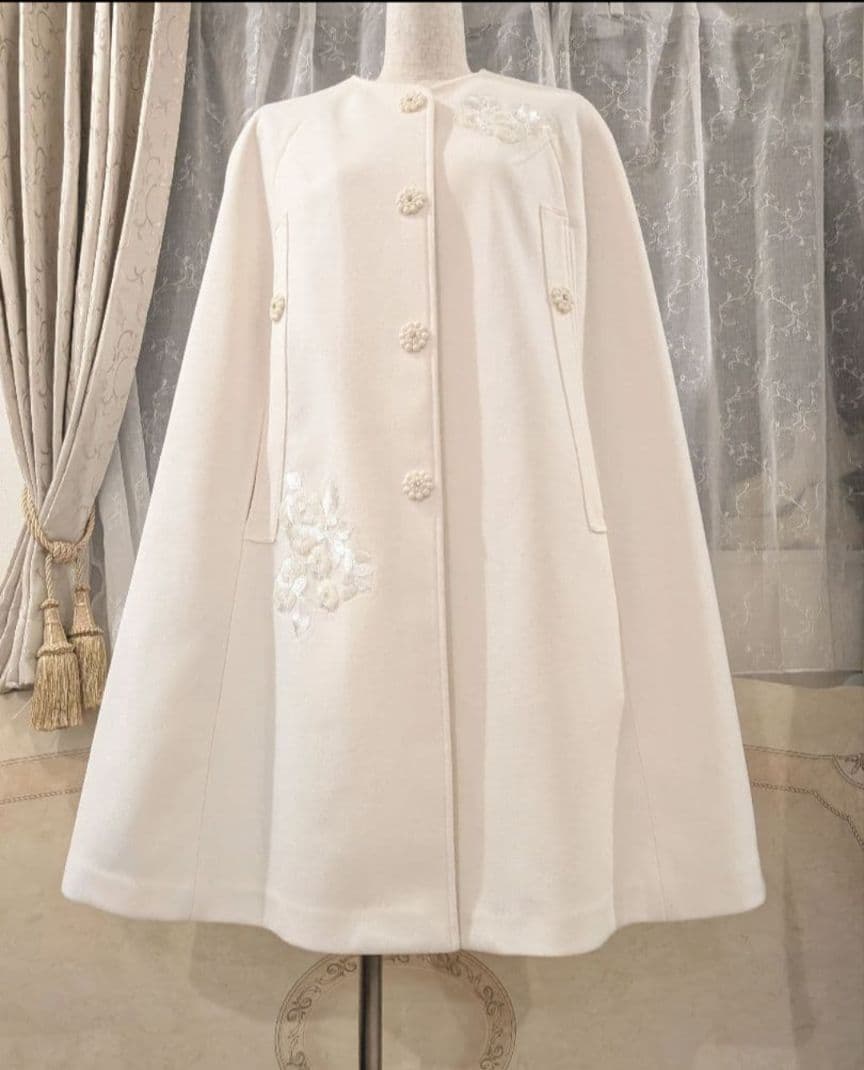 ピコロ様　タグ付スーパービューティー　ケープ調コート40　￥30800 ビジュー