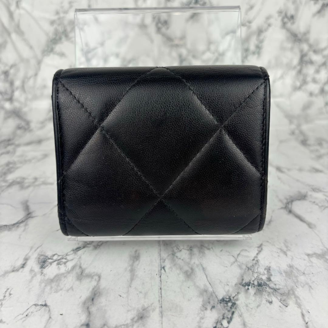 68 CHANEL 三つ折り財布　シャネル19 ディズヌフ