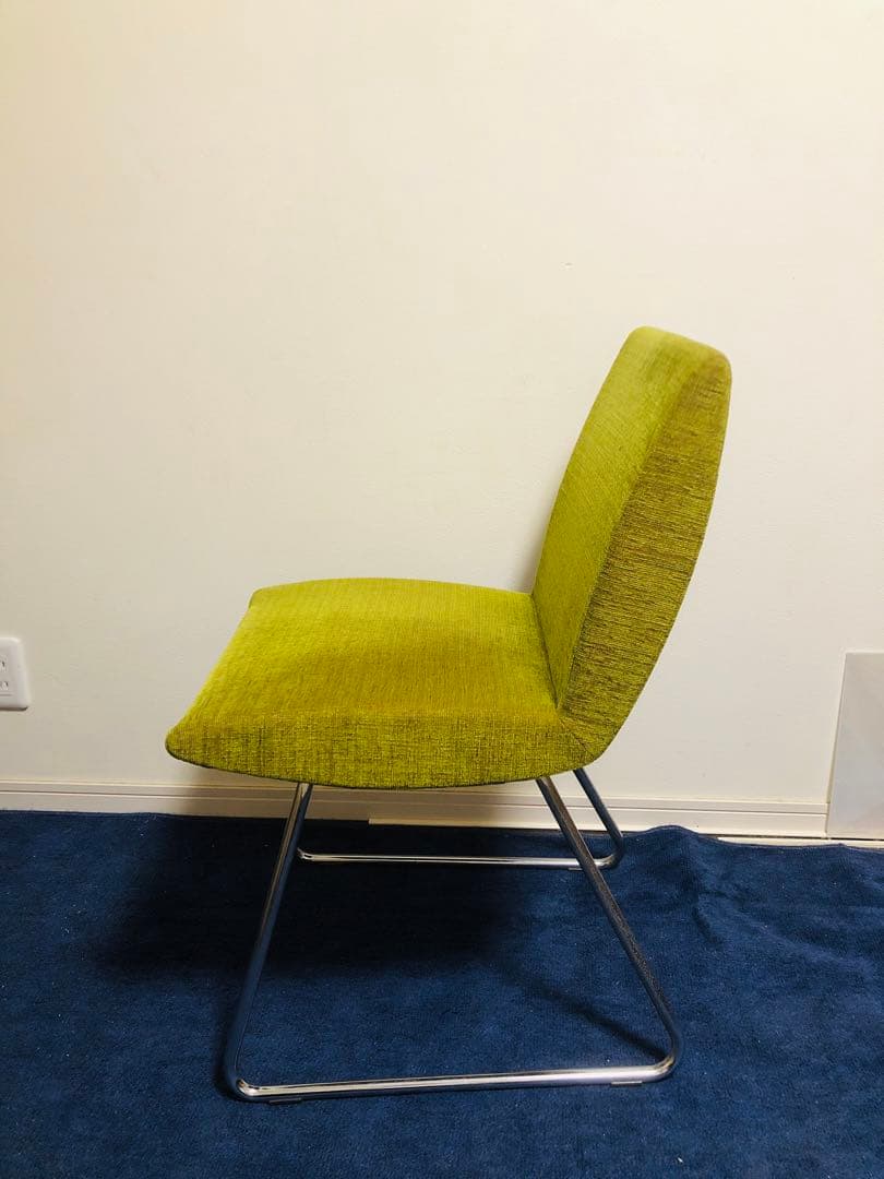 モデルルーム展示品　お洒落椅子　黄緑色の布製ダイニングチェア