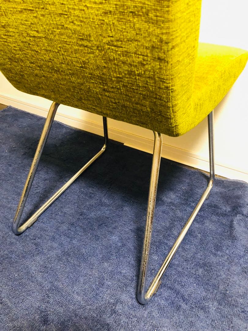 モデルルーム展示品　お洒落椅子　黄緑色の布製ダイニングチェア