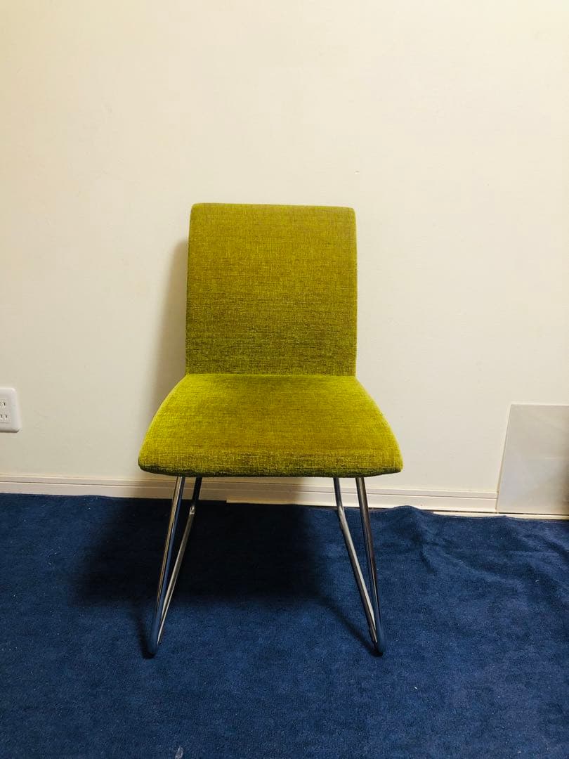 モデルルーム展示品　お洒落椅子　黄緑色の布製ダイニングチェア
