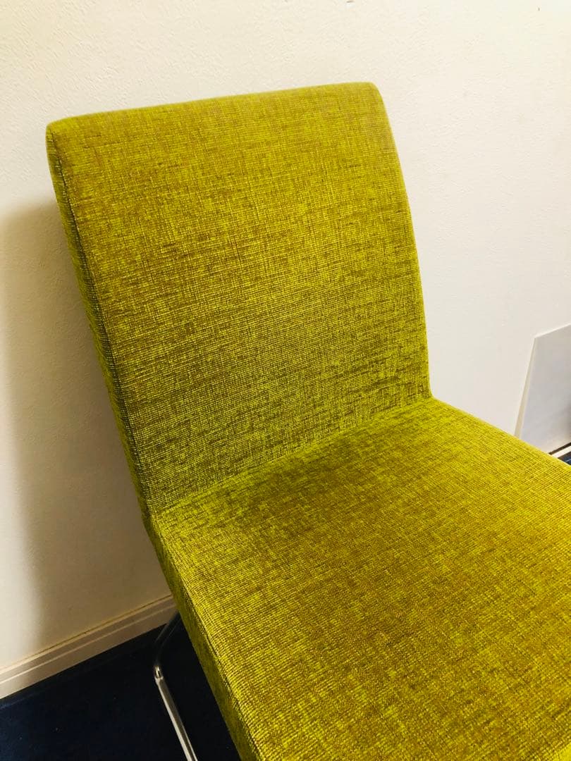 モデルルーム展示品　お洒落椅子　黄緑色の布製ダイニングチェア