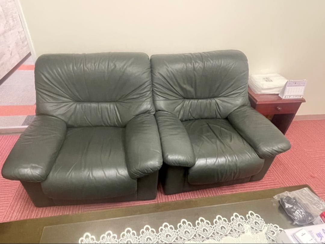 ブラックレザー 3人掛けソファ➕1人掛け2個