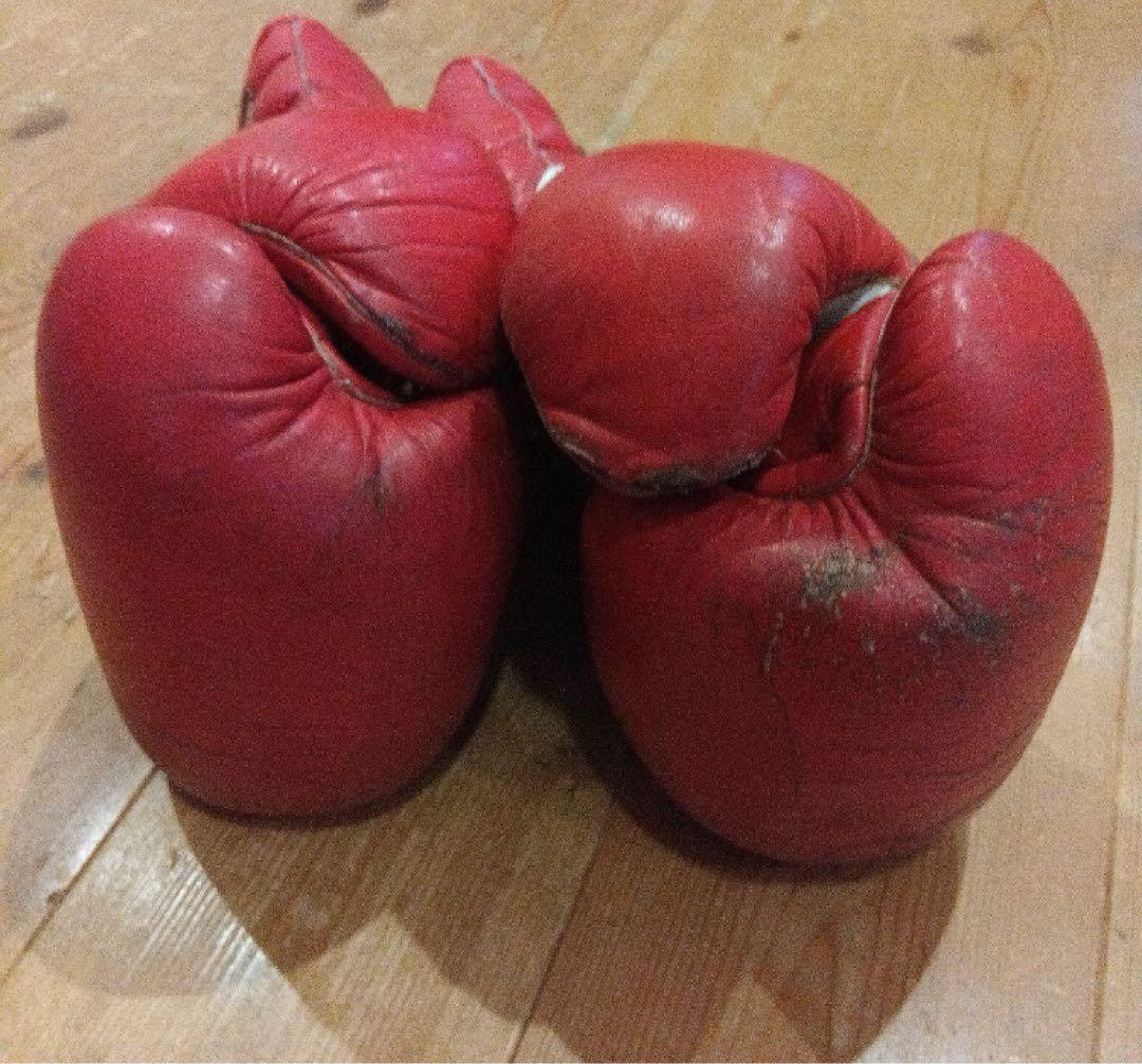 「Fレモン」赤いボクシンググローブ レースアップ