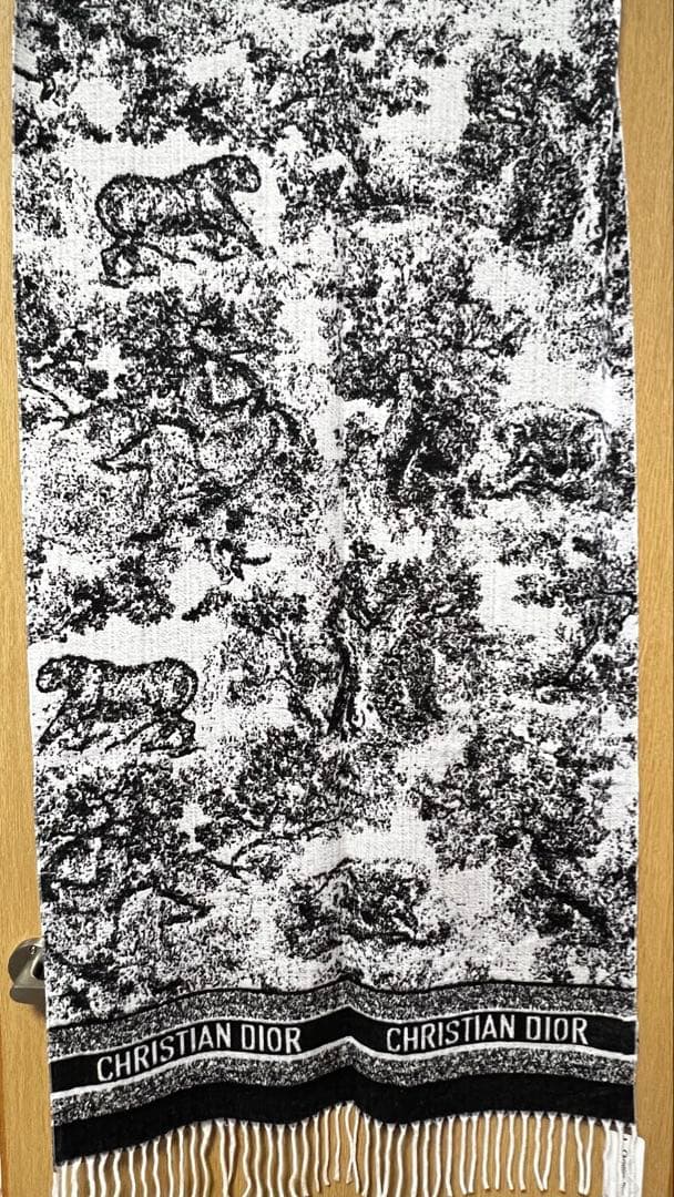 ロゴ柄 大判ストール ブラック×ホワイト フリンジ付き NEW