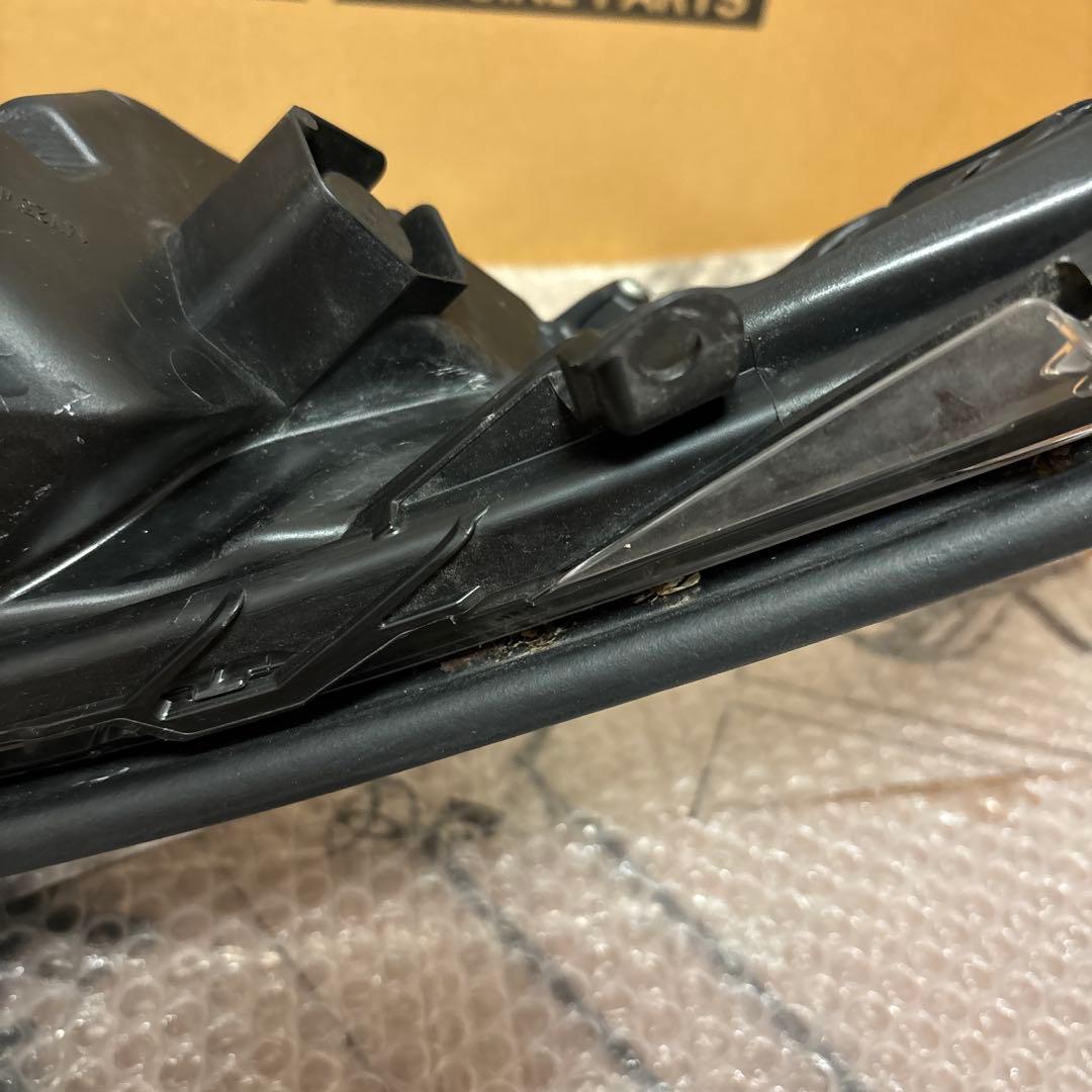 トヨタプリウス phvヘッドライト左