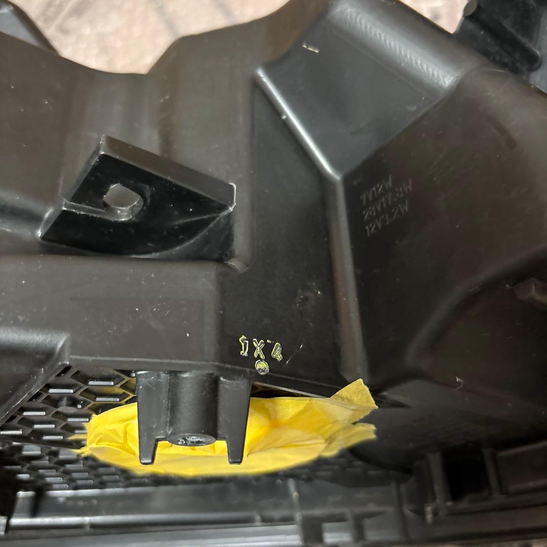 トヨタプリウス phvヘッドライト左